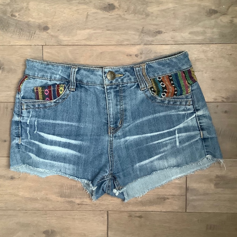 Jolt Embroidered Accent Jean Shorts